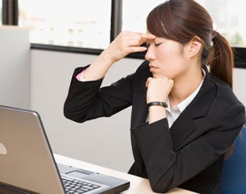 Bệnh xương khớp. Cơ bắp đau nhức và mệt mỏi là những vấn đề phổ biến ở những người dùng máy tính thường xuyên. Đau lưng, đau ngực và tê tay. Những vấn đề đau này xảy ra do tư thế ngồi của bạn không đúng.