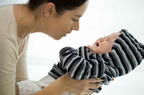 Lưu ý những bài tập này hãy nâng và đặt em bé đúng cách. Nếu thấy em bé không thoải mái hãy dừng lại.