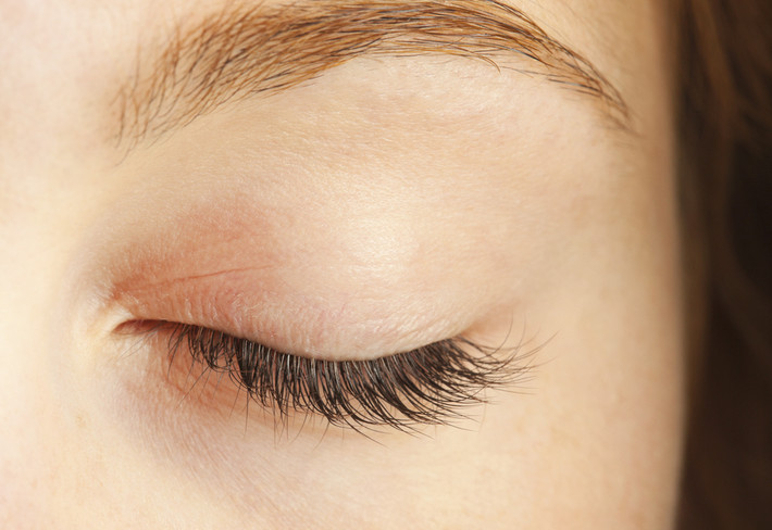 Tinh dầu dưỡng mi. Serum cho lông mi có thể là một sản phẩm khá mới mẻ, tuy nhiên nó lại rất hiệu quả. Nếu bạn muốn lông mi của mình trông dài và dày hơn vào sáng hôm sau thì serum cho lông mi là thứ không thể thiếu. Bạn chỉ thoa một lớp thật mỏng serum lên lông mi sau khi bạn thoa các sản phẩm làm đẹp khác.
