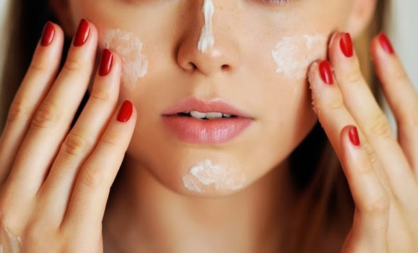 Kem dưỡng ẩm. Lớp kem này sẽ tạo thành một lớp màng bảo vệ giúp tất cả những bước dưỡng trước đó được khóa lại dưới da và không bị bốc hơi khỏi da. Bạn có thể bỏ qua nếu thời tiết không quá khô hoặc nếu cảm thấy da đã đủ ẩm.