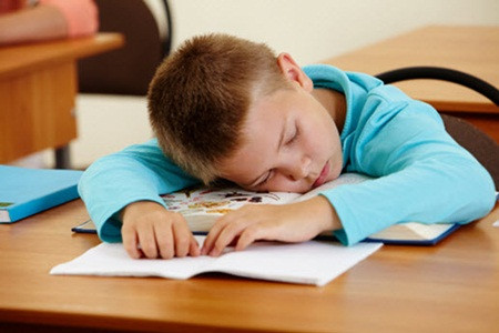 Đau mỏi mắt khi dùng máy vi tính: Trẻ thường xuyên dùng máy vi tính hay các thiết bị điện tử khác rất hay bị mỏi mắt. Hãy nhắc bé thường xuyên nghỉ giải lao mỗi 20 phút để nhìn vào vật ở cách xa tối thiểu 60 m trong vòng 20 giây. Nếu bé vẫn kêu mỏi mắt thì cần đưa bé đi khám bác sĩ.