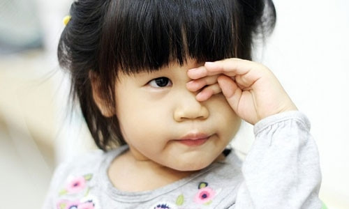 Thường xuyên dụi mắt: Trẻ thường dụi mắt khi mệt mỏi hay khó chịu. Tuy nhiên, nếu trẻ dụi mắt khi cố tập trung nhìn vào vật gì đó hoặc dụi mắt khi đang vui chơi, cha mẹ cần nghĩ tới vấn đề về thị lực.