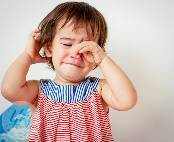 Nheo mắt hay nghiêng đầu để nhìn bảng: Giáo viên cần chú ý phát hiện sớm những trẻ phải nheo mắt hay nghiêng đầu khi nhìn lên bảng.