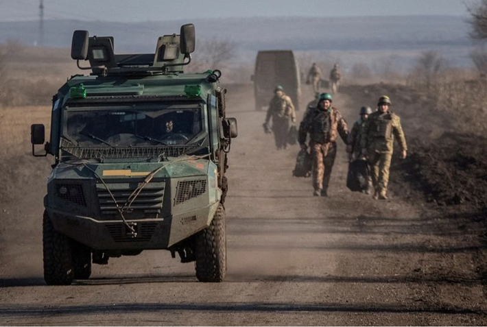 Do các tuyến đường đã bị cắt đứt, lực lượng Ukraine bị bao vây đã chạy tán loạn khắp nơi, từ trong rừng, cánh đồng đến những góc khuất không tên. Theo ước tính của Quân đội Nga, trong vòng vây phía bắc Orgovka, Lyubimovka và phía tây Kremianoye, có khoảng 1.500 binh sĩ Ukraine thuộc Lữ đoàn Cơ giới số 22 và Lữ đoàn tấn công đường không số 82, cùng các đơn vị khác, vẫn đang phân tán. Ảnh: Reuters.