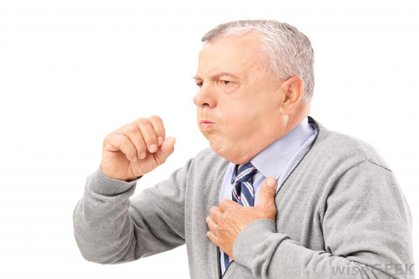 Viêm phổi. Viêm phổi ở người già khỏe mạnh đã nguy hiểm, viêm phổi ở người già có bệnh mùa lạnh càng nguy hiểm hơn vì khả nǎng chống đỡ với lạnh ở người già rất kém. Quá nửa số tử vong của người già trong nǎm là vào mùa lạnh, hầu hết số tai biến do bệnh tật gây ra cũng vào mùa này.