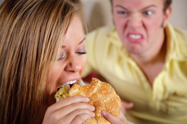 3. Bang Oklahoma, Hoa Kỳ không cho phép cắn một miếng hamburger của người khác. Đây thực sự nằm trong điều luật liên bang.