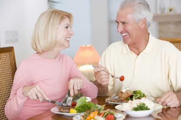 Cách tốt nhất để tăng chất dinh dưỡng trong khi hạn chế lượng calo là ăn nhiều loại thực phẩm lành mạnh, hoa quả, rau và ngũ cốc. Ngoài ra, nên bổ sung vitamin D. Một nghiên cứu được công bố trong năm nay cho thấy việc thiếu vitamin D thường xảy ra ở bệnh nhân viêm khớp vẩy nến.
