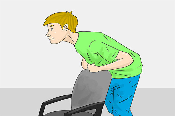 Nếu người bị nghẹn chỉ ở một mình, không có người trợ giúp nên bình tĩnh đối mặt với cơn nghẹn. Nắm chặt hai tay vòng trước ngực và tự đấm vào vùng dưới ngực. Nhìn xem nếu có chiếc ghế nào gần đó thì cúi gập bụng theo thành ghế để thức ăn có thể dâng lên cổ và khí có đường lưu thông.