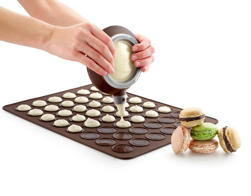 Khay nướng Macaron. Khay nướng này sẽ giúp bạn làm được những chiếc bánh macaron giòn, nhanh mà không hề bị dính sau khi nướng.