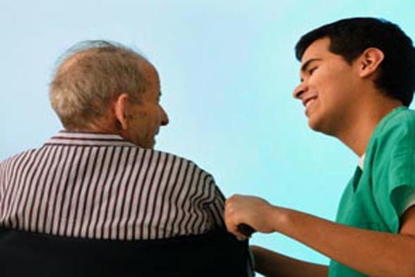 Để tránh tình trạng nghẹn, người cao tuổi nên ăn chậm, nhai kỹ. Trong bữa ăn cũng nên tập trung ăn, tránh nói chuyện và mải mê suy nghĩ. Người cao tuổi không nên mang những buồn phiền bực dọc vào bữa ăn, tránh những đồ ăn cứng khó nuốt.