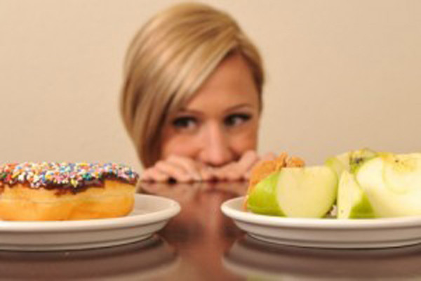 DASH Diet. Mục đích chính của chế độ ăn kiêng DASH này không phải là giảm mỡ, giảm béo trong thời gian ngắn mà là hướng tới mục đích làm cho bạn thay đổi tư duy về giá trị dinh dưỡng. Nguyên lý của chế độ ăn kiêng này là 6 -8 phần ngũ cốc, 4 – 5 phần trái cây và rau, 2 – 3 phần sữa, ít ăn các loại thịt nạc cũng như hạn chế các loại đậu, bánh kẹo và dầu.