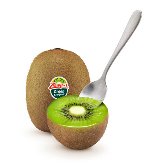 Kiwi. Để kiwi dễ ăn hơn, chỉ cần cắt chúng làm đôi và sau đó ăn bên trong bằng thìa.