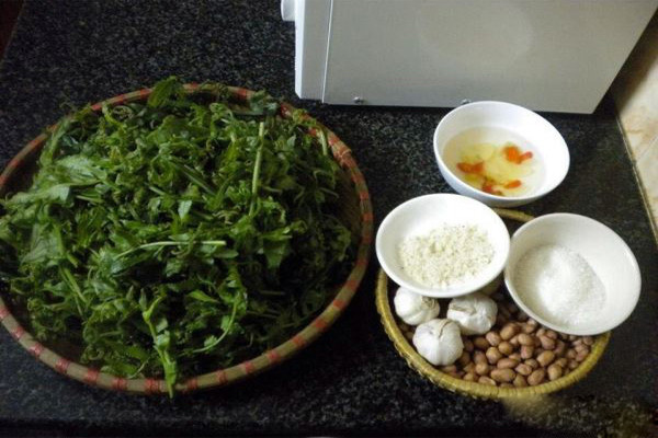 Loại rau dại này được chế biến thành những món ăn khá đơn giản như nộm rau dớn gà xé và rau dớn xào mẻ, thịt bò. Cách làm nộn rau dớn cũng không khác các loại nộm khác là bao, chỉ cần luộc qua loại rau này, cho thêm gừng, tỏi, lạc rang cùng các loại gia vị là đã có một đĩa nộm rau dớn gà xé thơm ngon. Ảnh: Phunu.net.
