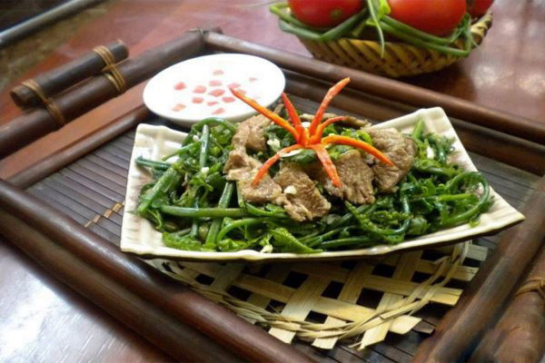Món rau dớn xào thịt bò cũng vậy, công đoạn chuẩn bị giống các món xào khác. Ở món này, rau dớn nên xào vừa chín tới, khi rau vừa chín hẵng rưới nước cốt mẻ vào đảo đều cùng thịt bò trong hai phút và trút rau ra đĩa. Ảnh: Phunu.net.