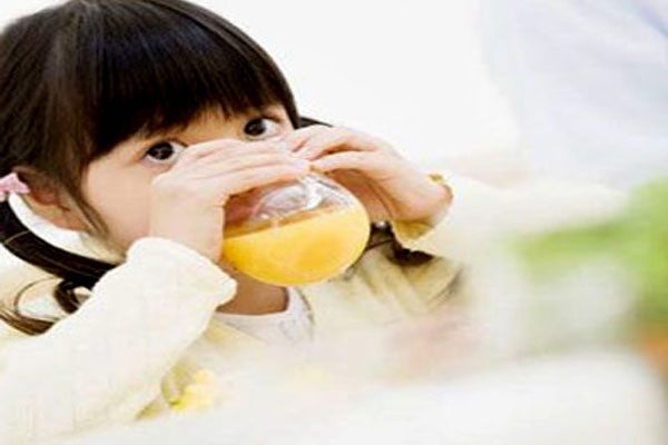 Cam. Loại quả này giàu carbohydrates, vitamin, axit malic, axit citric, protein, chất béo, chất xơ, khoáng chất… nên vừa cung cấp dinh dưỡng, lại vừa bổ sung nước giữ ẩm cho cơ thể bé không bị khô hanh.