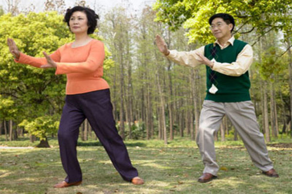 Chính thoái hóa khớp và cứng khớp vào mùa lạnh làm cho người bệnh khó vận động, đau nhức ảnh hưởng rất lớn đến giấc ngủ và từ đó ảnh hưởng đến sức khỏe. Trong trường hợp này, việc tập thể dục thường xuyên mỗi ngày sẽ tốt cho sức khỏe của bạn.