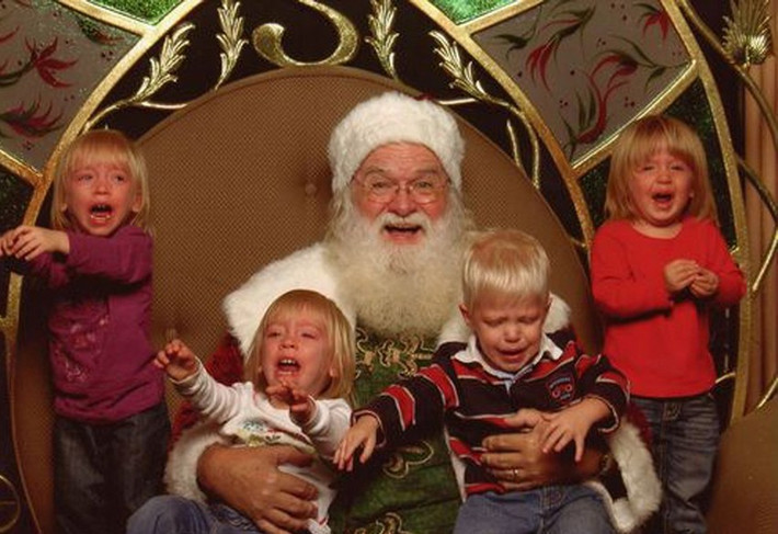 Những hình ảnh đầy hài hước tương phản với niềm vui khi gặp ông già Noel của trẻ nhỏ như trong suy nghĩ của mọi người