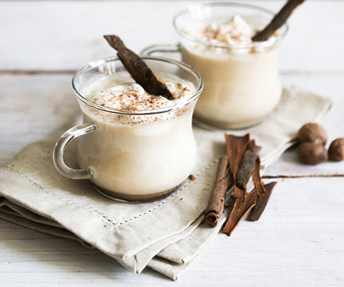 Cocktail trứng (eggnog). Đây là đồ uống phổ biến trong dịp Giáng sinh ở các nước Phương Tây. Eggnog là loại cocktail được làm bằng kem, sữa, đường và lòng đỏ trứng, có thể kết hợp với bột quế hay nhục đậu khấu, thêm rượu brandy, rum hay whiskey.