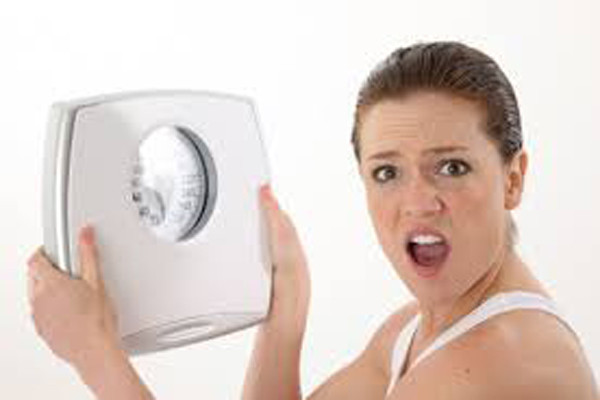 Atkins Diet. Lấy tên của vị bác sĩ Atkins, cha đẻ của phương pháp này. Chế độ ăn kiêng Atkins có nguyên tắc hạn chế ăn các thực phẩm có bột đường (carbonhydrat) như cơm, bánh mì, rau quả ngọt, trái cây… và tăng cường ăn thịt, nhất là thịt mỡ.