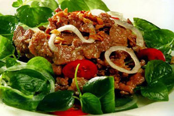 Lá rau sắng có thể nấu canh suông hoặc cùng với thịt đều ngon. Quả của cây rau này còn được xào với thịt bò, hạt khi chín lại được dùng để ninh xương rất thơm, ngon và bùi. Điều đặc biệt ở rau sắng là không cần nêm mì chính hay bột nêm món ăn cũng đã đủ vị ngọt mát.