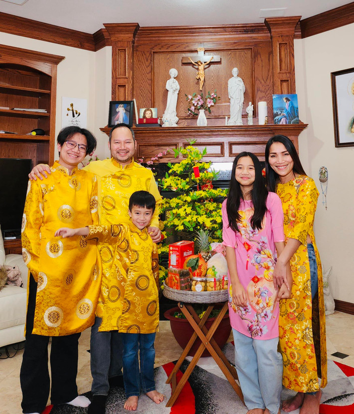 Giọng ca "Vùng trời bình yên" cũng được ông xã hết mực cưng chiều. Sau gần 20 năm sang Mỹ định cư, vợ chồng Hồng Ngọc và 3 con sống trong biệt thự sang trọng với sân vườn rộng rãi.