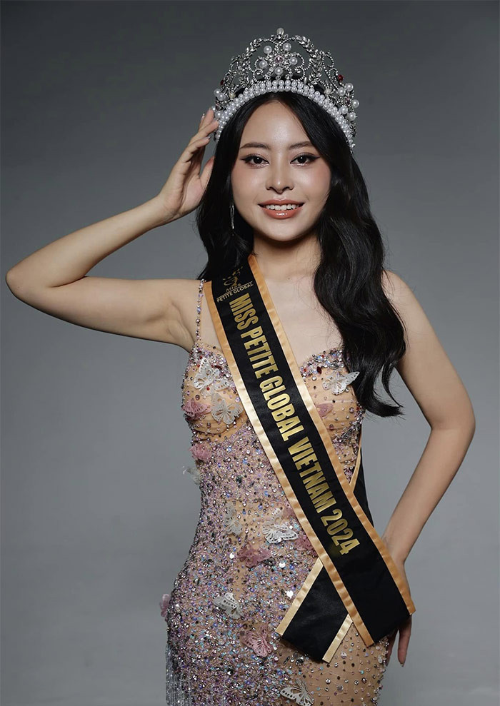 Lê Trang Ngân - Á hậu 1 Hoa hậu Nhân ái Việt Nam 2023 sẽ đại diện Việt Nam đi thi Miss Petite Global vào tháng 5/2024 tại Malaysia.