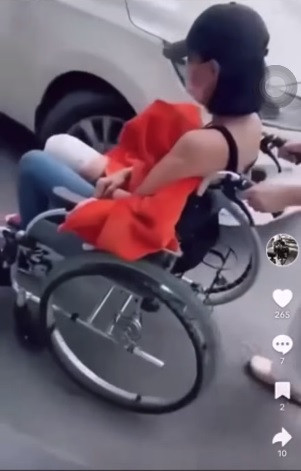 Mới đây, ông bầu Vũ Khắc Tiệp chia sẻ lại khoảnh khắc Ngọc Trinh phải ngồi xe lăn sau tai nạn lái moto phân khối lớn. Ảnh cắt clip Vũ Khắc Tiệp.