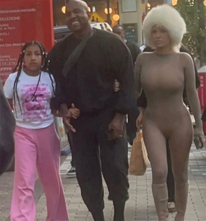 Cùng con gái riêng của Kanye West dạo phố, Bianca vẫn theo style mà cô đã chọn. (Ảnh: Instagram)