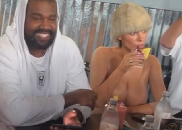 Thoáng nhìn qua lại tưởng vợ Kanye West không mặc gì bởi bộ trang phục màu da ôm sát. (Ảnh: Backgrid)