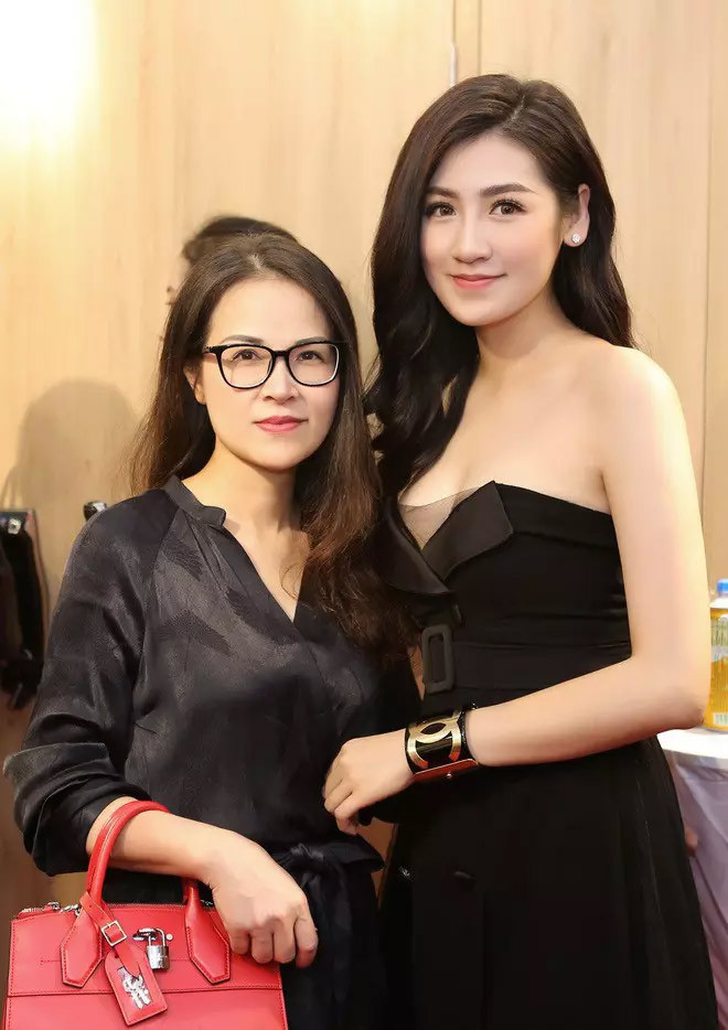 Khuôn mặt thanh thoát, hiền hậu, vóc dáng gọn gàng, mẹ Á hậu Tú Anh được khen là vừa trẻ đẹp vừa toát lên vẻ thanh lịch, dịu dàng.