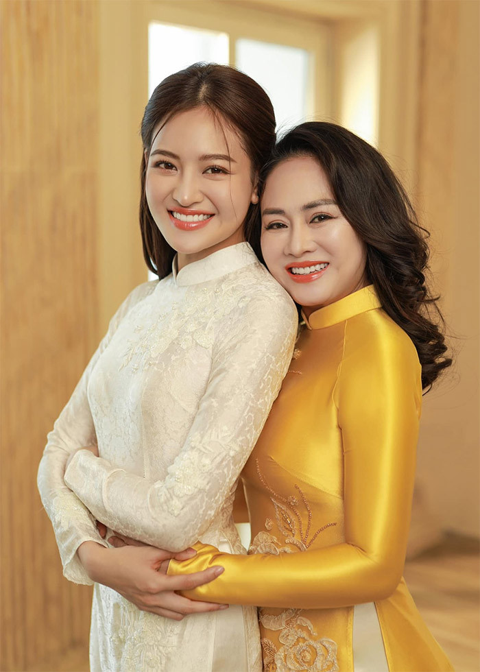 Mẹ của diễn viên Thùy Anh được khen là trẻ như chị gái của cô khi hai người chụp ảnh chung.