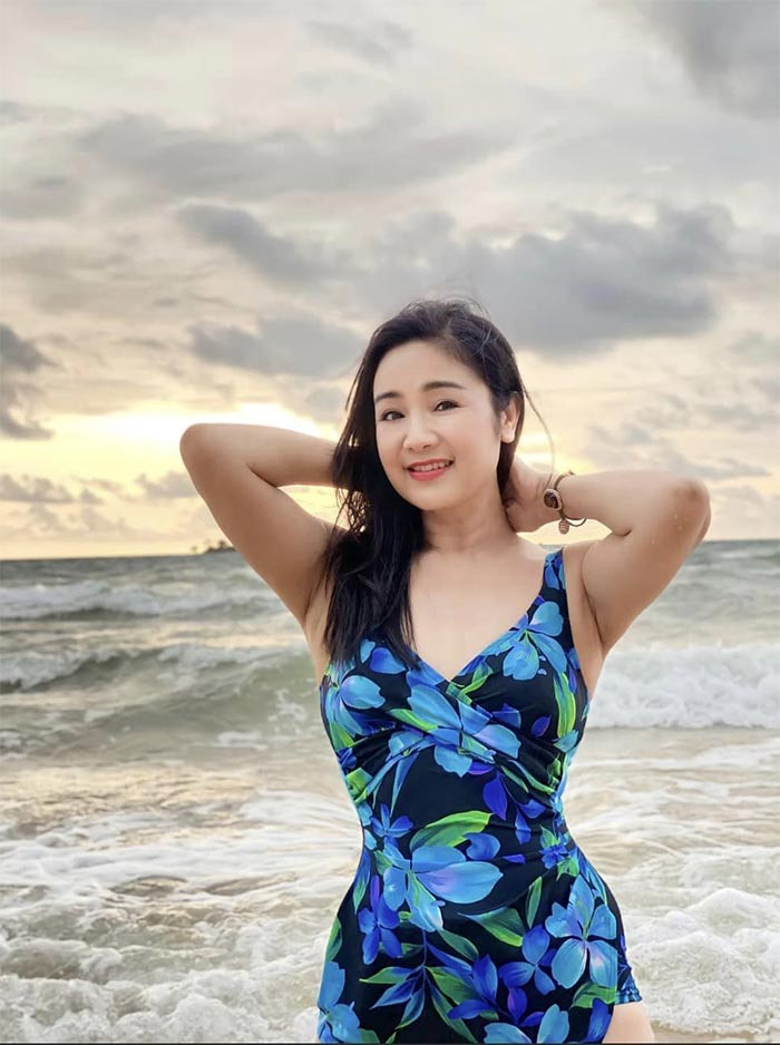 Vóc dáng gọn gàng, vòng nào ra vòng đó của NSND Thu Hà nhận được nhiều lời khen ngợi.