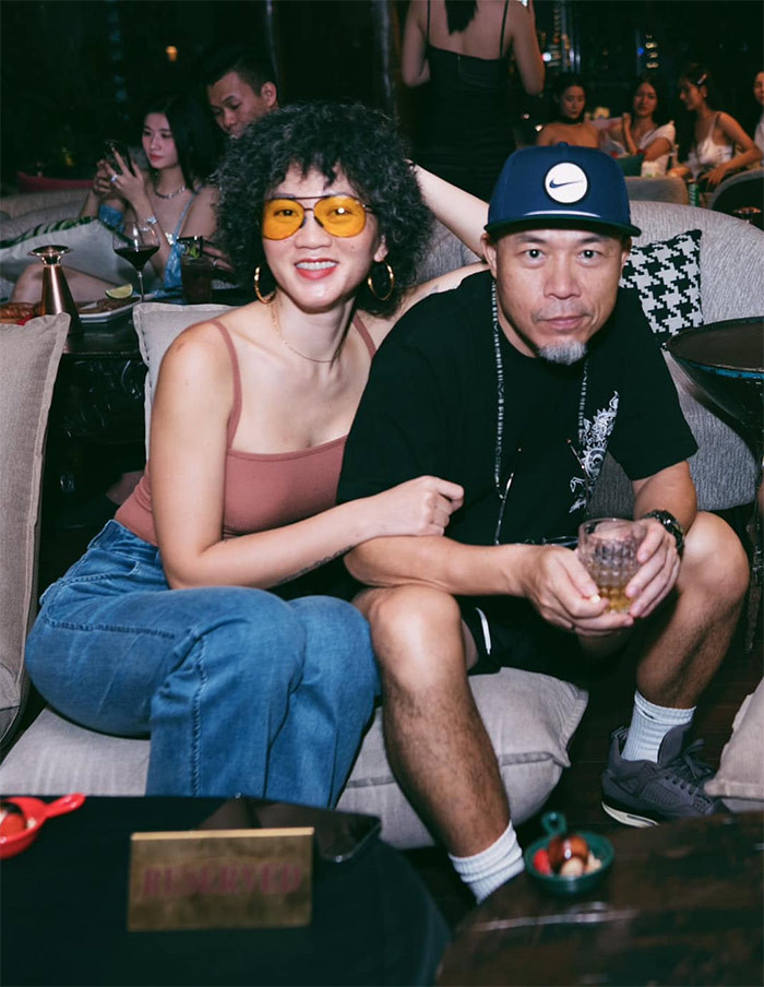 Vợ thứ hai của nhạc sĩ Huy Tuấn kém anh 14 tuổi, tên là Quỳnh Vũ, sinh năm 1984.
