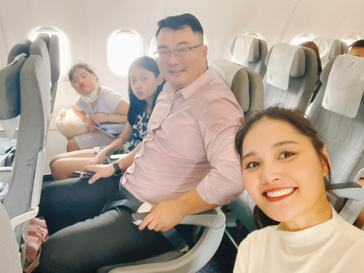 Dù ít tham gia các hoạt động giải trí nhưng Hoa hậu đẹp nhất châu Á 2009 vẫn nhận được nhiều sự quan tâm của người hâm mộ. Bà mẹ hai con cũng thường xuyên chia sẻ những khoảnh khắc gia đình hạnh phúc bên người chồng hết mực cưng chiều và hai con ngoan ngoãn.