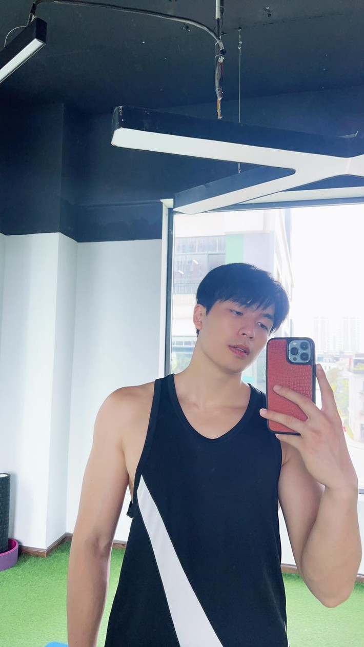 Trước "Chúng ta của 8 năm sau", hot boy họ Trần từng góp mặt trong các dự án phim truyền hình ở TP HCM. Ngoài phim truyền hình, Quốc Anh còn đóng phim điện ảnh "Trạng Quỳnh" và các MV ca nhạc.