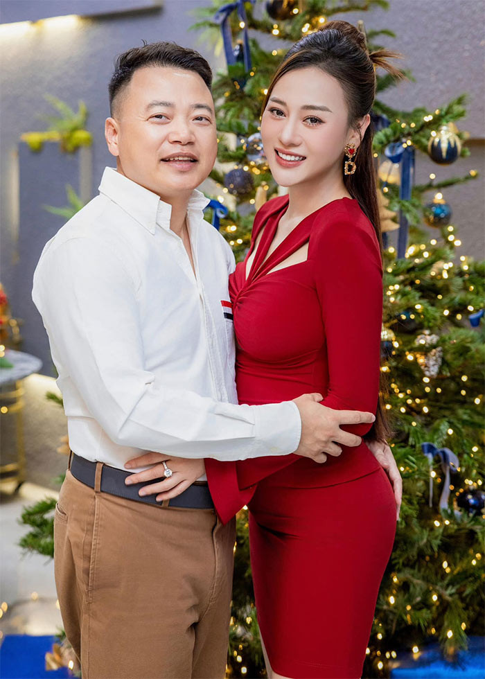 Trên trang cá nhân, Phương Oanh vừa khoe loạt ảnh cô chụp bên cây thông Noel cùng Shark Bình.