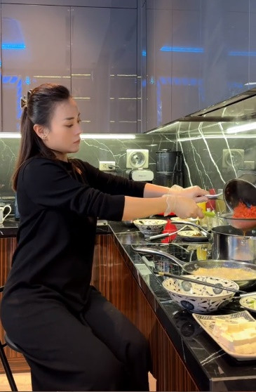 Dành hàng giờ đồng hồ nấu ăn với những nguyên liệu chuẩn bị khá cầu kỳ nên Phương Oanh phải mang ghế vào bếp ngồi để tránh bị mỏi, đau lưng và xệ bụng.
