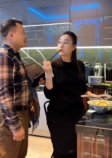 Trong Vlog của mình, nữ diễn viên "Hương vị tình thân" tiết lộ: "Trộm vía hai em mỗi ngày mỗi lớn, Oanh cảm nhận được theo từng ngày luôn. Hôm nay, Oanh phải mang cả ghế vào bếp để ngồi nấu ăn cho đỡ xệ bụng". Bầu nặng nhọc nên Phương Oanh còn tự tặng mình 10 điểm về độ đam mê bếp núc.