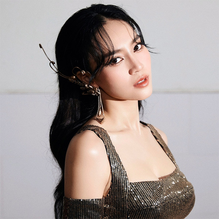 "Đầu tiên, tôi - Ninh Dương Lan Ngọc gửi lời xin lỗi đến các đơn vị nhãn hàng, đối tác, người thân, gia đình, bạn bè và đặc biệt là quý khán giả vì khiến mọi người phải đọc những thông tin không hay đang tràn lan trên mạng vừa qua. Nay tôi xin khẳng định người con gái trong đoạn clip đen đang tràn lan trên mạng không phải tôi. Sự việc này thật sự là cú sốc lớn trong sự nghiệp hoạt động nghệ thuật của tôi và ảnh hưởng rất lớn danh tiếng của tôi...", Ninh Dương Lan Ngọc chia sẻ. (Ảnh: FBNV)