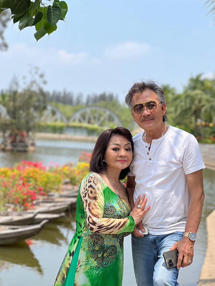 Sau 4 năm ly hôn với người chồng đầu, nghệ sĩ Chí Tâm, năm 1986 ca sĩ Hương Lan gặp người chồng thứ hai, ông Đặng Quốc Toản, một kỹ sư cơ khí hàng không trong tiệc sinh nhật của ca sĩ Elvis Phương. (Ảnh: FBNV)