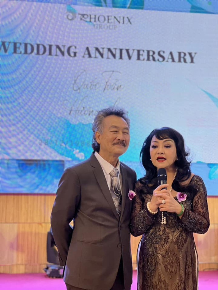 Hương Lan cho biết, cuộc hôn nhân thứ hai của bà cũng trải qua những hờn ghen, giông gió khi chồng bay bướm nhưng rồi mọi chuyện cũng qua. Bà tha thứ cho chồng còn ông thì đã biết lỗi. (Ảnh: FBNV)