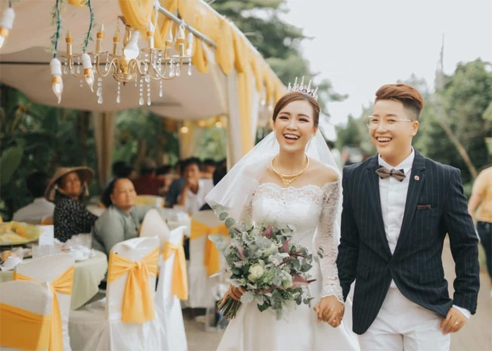 Nữ diễn viên Tú Tri và đạo diễn chuyển giới Yunbin tổ chức đám cưới vào năm 2019 sau 4 tháng hẹn hò. Khi đám cưới, Tú Tri mới 20 tuổi.