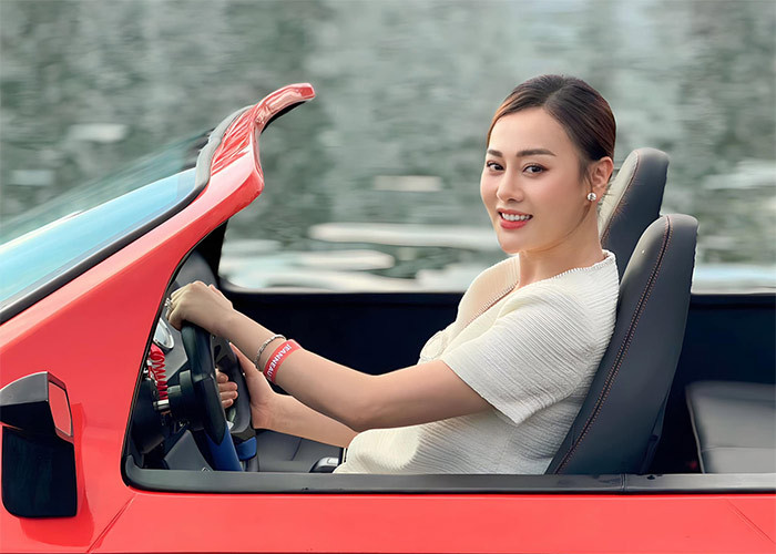Vóc dáng đã hơi mập hơn khi đang mang thai đôi con đầu lòng nhưng Phương Oanh vẫn nhận được nhiều lời khen nhan sắc từ bạn bè và người hâm mộ.