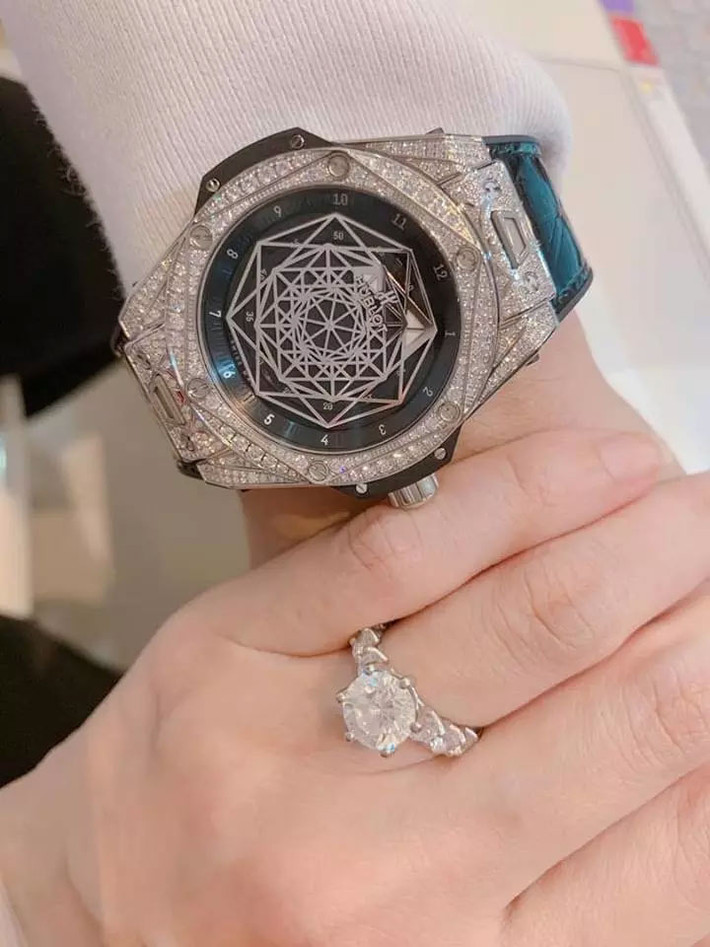Trấn Thành đưa vợ đi mua nhẫn kim cương "khủng" giá cả tỷ đồng sau khi cả hai về chung nhà. Rồi những dịp kỷ niệm, anh thường xuyên tặng vợ những món quà đắt tiền như túi, đồng hồ... hàng hiệu.