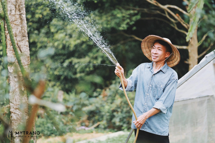 Sau khi Việt Hoàn - Hoa Trần ly hôn, 3 con gái luân phiên ở cùng bố và mẹ.