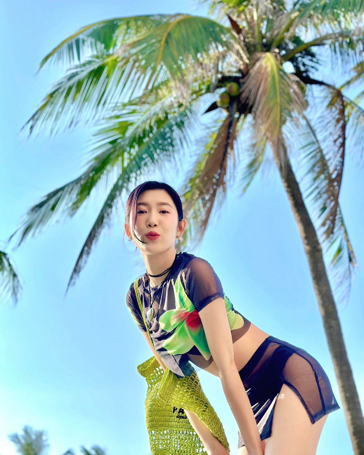 Phong cách thời trang cắt xẻ sâu, ôm sát càng làm tôn lên những đường cong gợi cảm của mỹ nhân 9X.