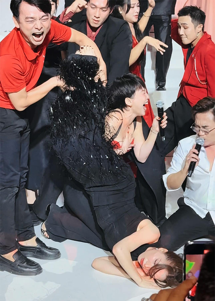 Trong đám cưới của Puka - Gin Tuấn Kiệt, Hòa Minzy là một trong những khách mời có nhiều pha "lầy lội" nhất. Nữ ca sĩ quẩy hết mình trong tiết mục trình diễn của Tóc Tiên tại đám cưới.