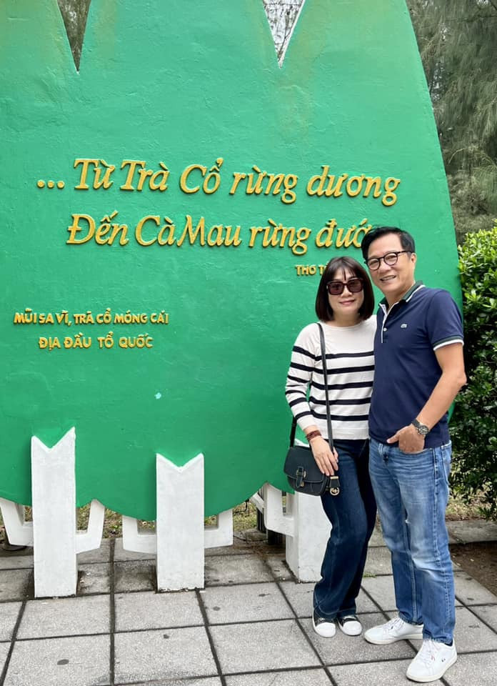 Chính vì thế, mối quan hệ của hai con riêng và vợ hai nam đạo diễn sinh năm 1957 luôn vui vẻ, hòa hợp. (Ảnh: FBNV)