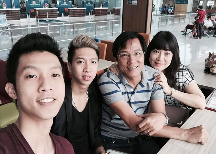 Khi Trọng Trinh cưới vợ hai, hai con trai của anh với người vợ trước đều đã lớn, con trai đầu khi đó đang học ở nước ngoài còn cậu thứ thứ 2 vẫn học ở Việt Nam. Cả hai rất hiểu chuyện, tôn trọng quyết định của bố. (Ảnh: FBNV)