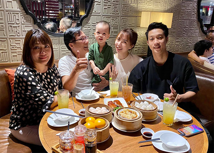 Hiện tại, vợ chồng Trọng Trinh đang sống ở một căn chung cư trên đường Nguyễn Xiển, Hà Nội. Thỉnh thoảng hai vợ chồng anh lại cùng gia đình con trai lớn và cậu con trai út tụ họp rất vui vẻ, đầm ấm. (Ảnh: FBNV)
